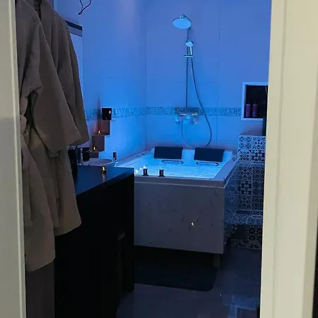 Apartment In With Jaccuzzi *